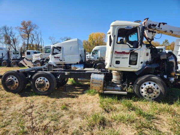 2015 Mack Day Cab Tractor - Image 2