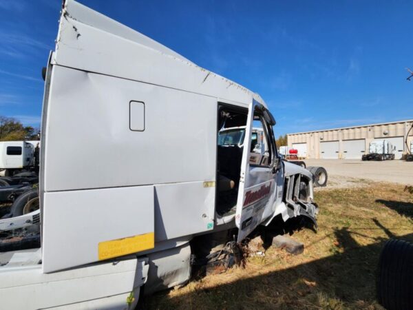 2013 Volvo Sleeper - Image 3