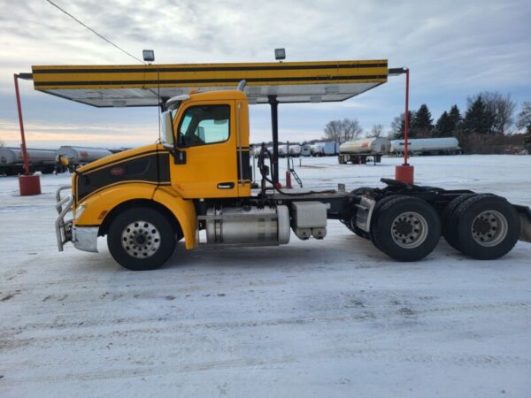 2019 Peterbilt Day Cab - Image 4