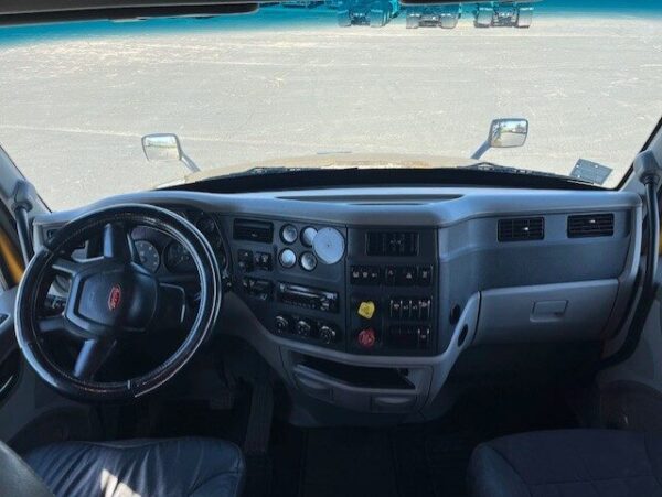 2019 Peterbilt 579 Sleeper - Image 8