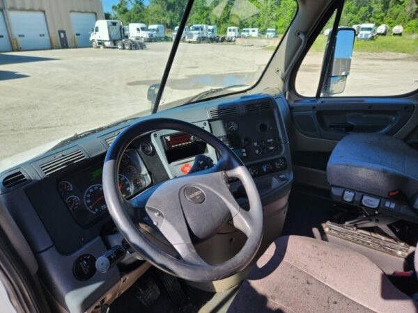 2018 Freightliner Sleeper - Image 5