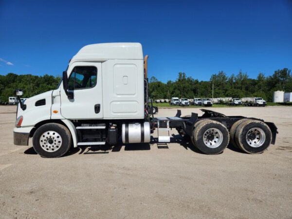 2018 Freightliner 48 Ft Sleeper - Image 3