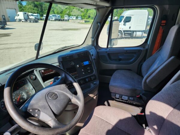 2018 Freightliner 48 Ft Sleeper - Image 5